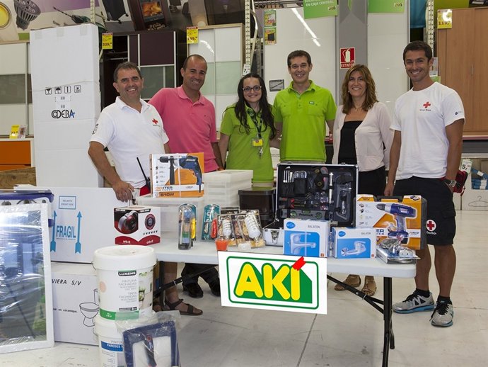 Representantes de Cruz Roja y Akí en la entrega del donativo