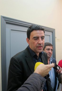 El Vicessecretario General Del PSOE-A, Mario Jiménez, Atiende A La Prensa.