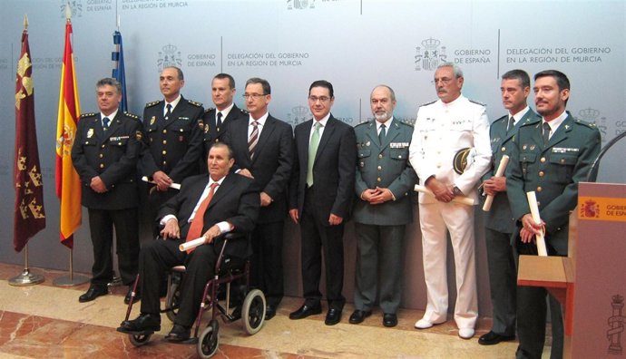 Bascuñana entrega la Orden del Mérito Civil a los miembros de FCSE