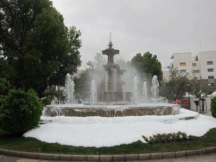 Fuente de las Batallas evacuando espuma