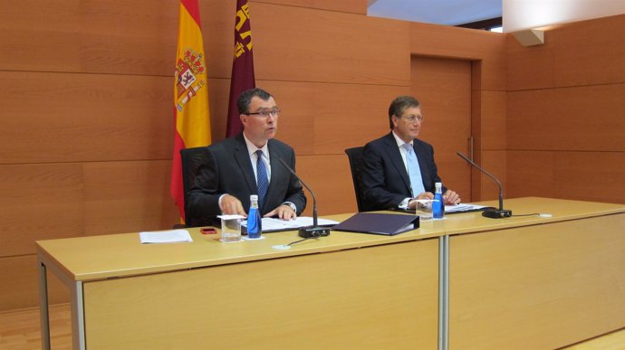 Los consejeros José Ballesta y Juan Bernal en rueda de prensa