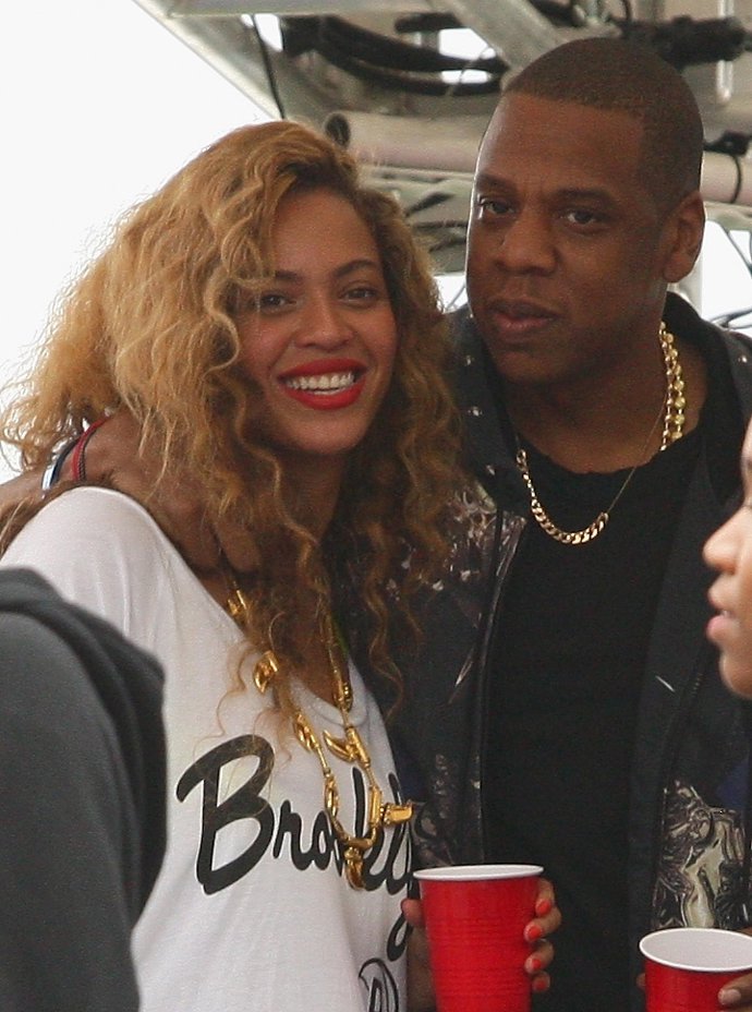 Beyoncé y Jay Z posan sonrientes 