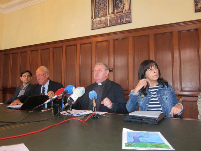 Presentación de encuesta en el Obispado