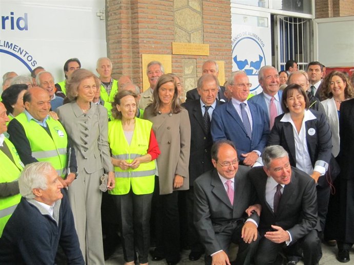 La Reina doña Sofía y Ana Mato, rodeadas de voluntarios del Banco de Alimentos