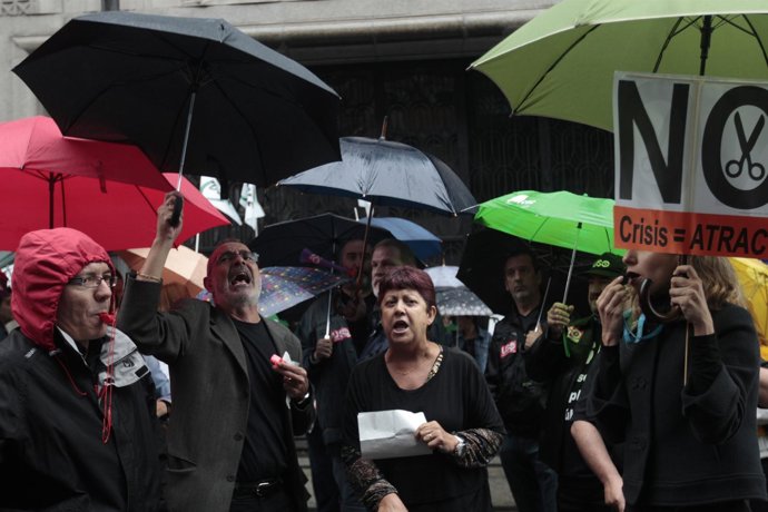 Cientos de empleados de la función pública se manifiestan frente al Ministerio d
