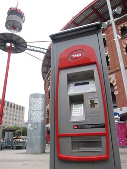 Máquina de venta de billetes en la nueva red de bus de Barcelona