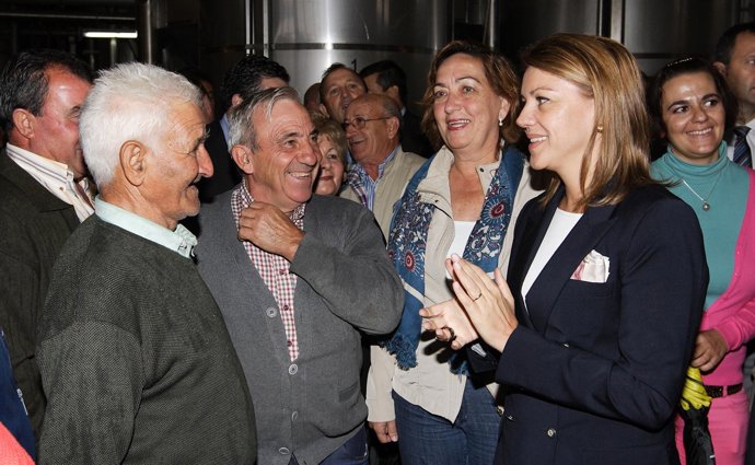 Cospedal en su visita a la Cooperativa