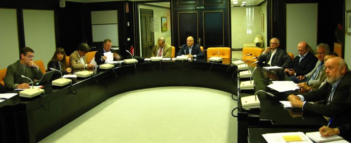 Imagen de la reunión, presidida por el consejero Zarraluqui.