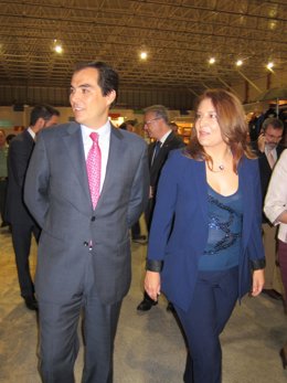 Carmen Crespo camina junto al alcalde de Córdoba en Intercaza
