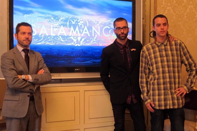 El concejal de Turismo, Julio López, junto a los autores del audiovisual Saúl De