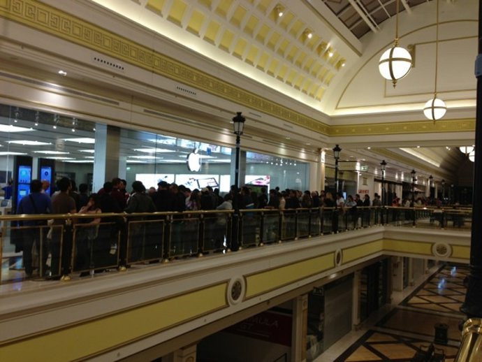 Cola en la tienda de Apple en Madrid