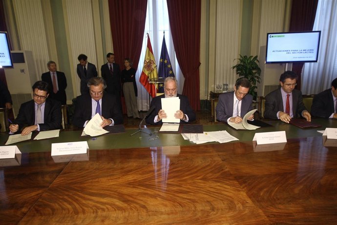 Arias Cañete Firma Un Protocolo Sobre El Sector Lácteo