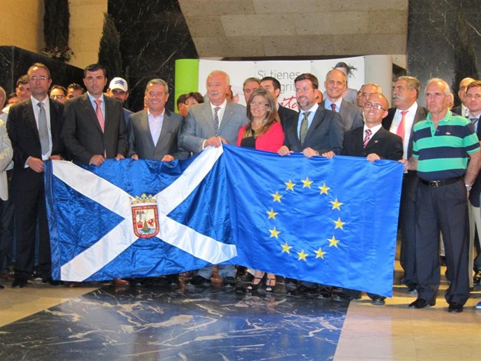 Autoridades Políticas Y Agentes Económicos Posan En El Cabildo