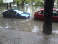 El barrio de Butarque, prácticamente incomunicado por las lluvias caídas en la capital