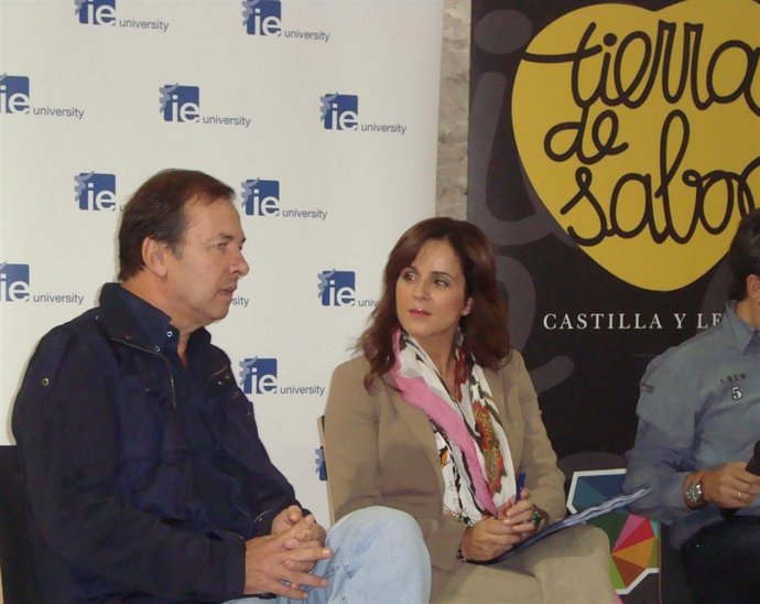 Silvia Clemente charla con Javier Moro