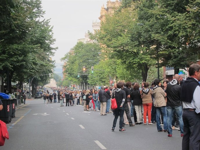 Cadena Humana Realizada Por La Plataforma Sindical En La Gran Vía Bilbaína