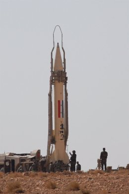 Militares sirios se disponen a lanzar un misil durante unas maniobras