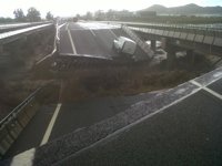 El derrumbamiento de la A-7 sorprende a un conductor, que escapa reptando por la calzada en pendiente