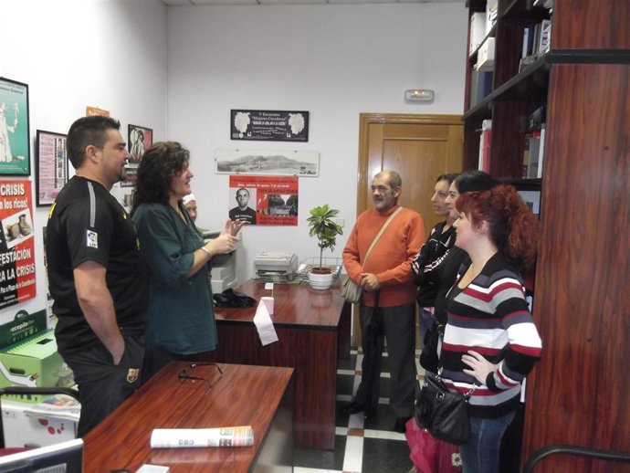 Isabel Mateos, Segunda Por La Izquierda, Con Vecinos Con "Necesidades Urgentes".