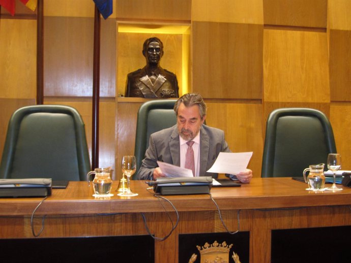 El alcalde de Zaragoza, Juan Alberto Belloch, en el pleno del consistorio