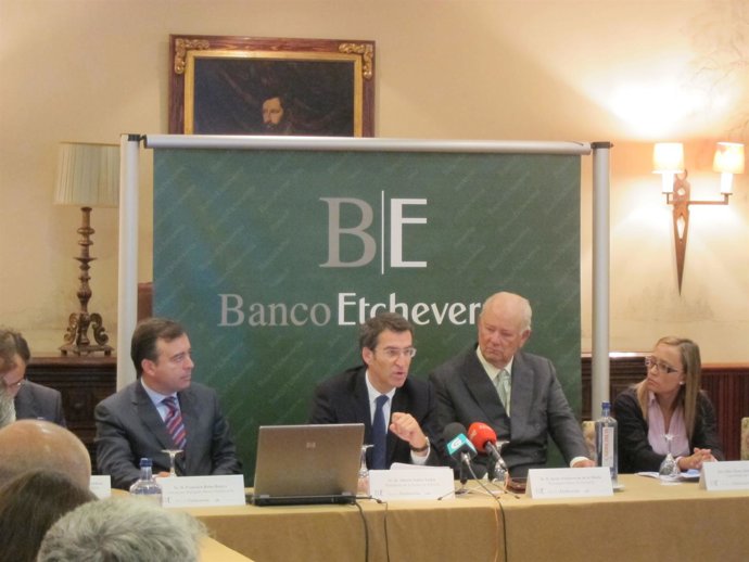 Núñez Feijóo en un acto del Banco Etcheverría