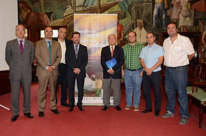 Autoridades Posan Junto Al Cartel Anunciador