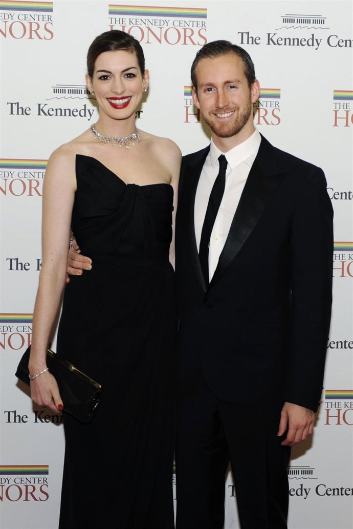 Anne Hathaway y Adam Shulman