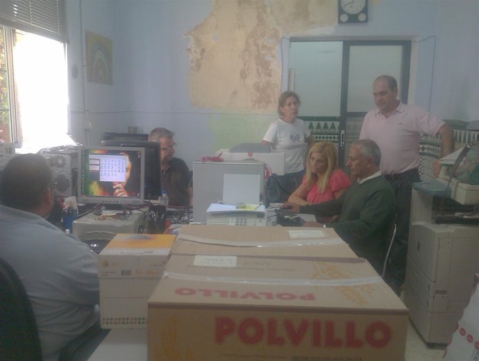 Trabajadores y materiales hacinados en la oficina.