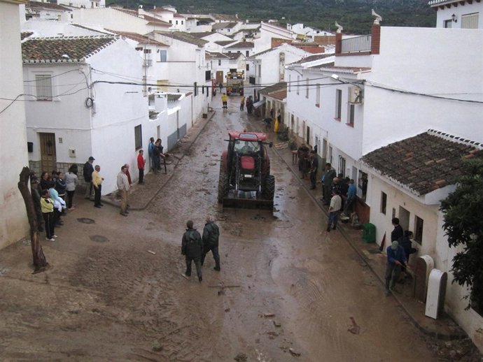 Vecinos de Villanueva del Rosario limpian sus casas
