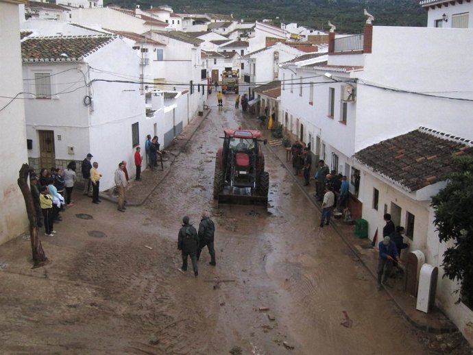 Vecinos de Villanueva del Rosario limpian sus casas