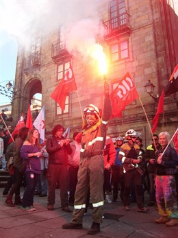 Trabajadores contra incendios se manifiestan en Santiago