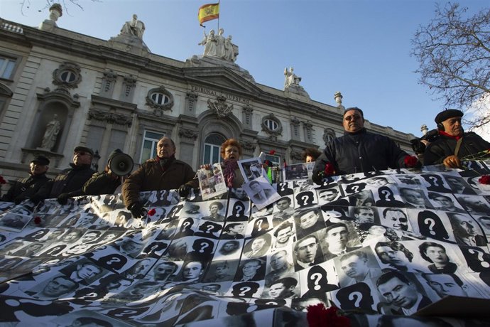 Homenaje A Las Víctimas Del Franquismo Durante El Juicio A Garzón