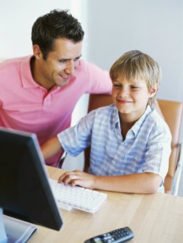 Padre e hijo niño menor usando internet ordenador