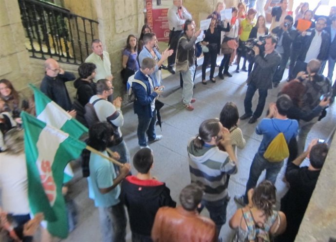 Sindicatos Y Estudiantes Protestan En El Rectorado De La US