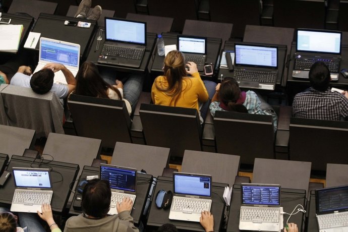 Congreso De Periodismo Digital, En Huesca. Personas Utilizando Ordenadores