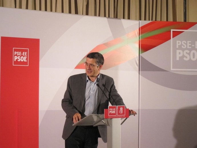 Patxi López, durante su intervención en Vitoria