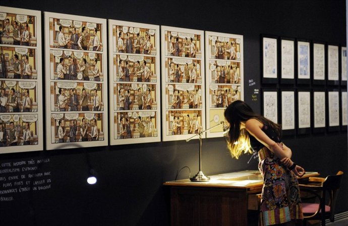 Una Joven Mira Uno De Los Dibujos De Paco Roca En La Exposición Del Muvim