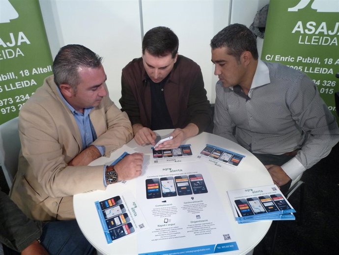 Pere Roqué Y Leandre Palau Probando La Aplicación Móvil 'Agroalerta'