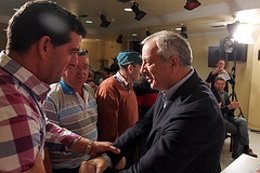 Pachi Vázquez en la firma de un compromiso con los vecinos de Ons