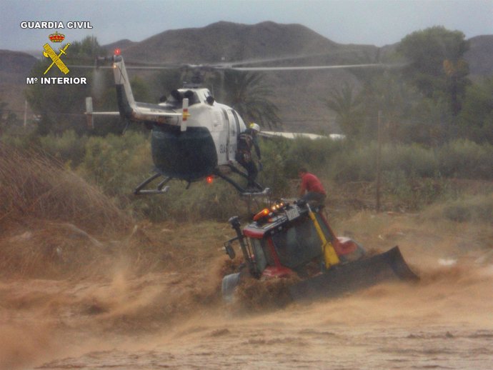 Imagen de archivo, helicóptero de G.Civil actuando en tierra anegada por lluvia