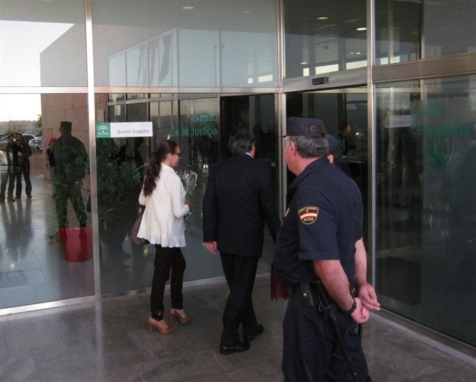 Isabel Pantoja en la entrada de los juzgados