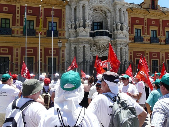 Trabajadores de Santana protestando ante San Telmo en julio