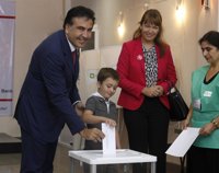 Saakashvili vota en unas elecciones "decisivas para las futuras generaciones"