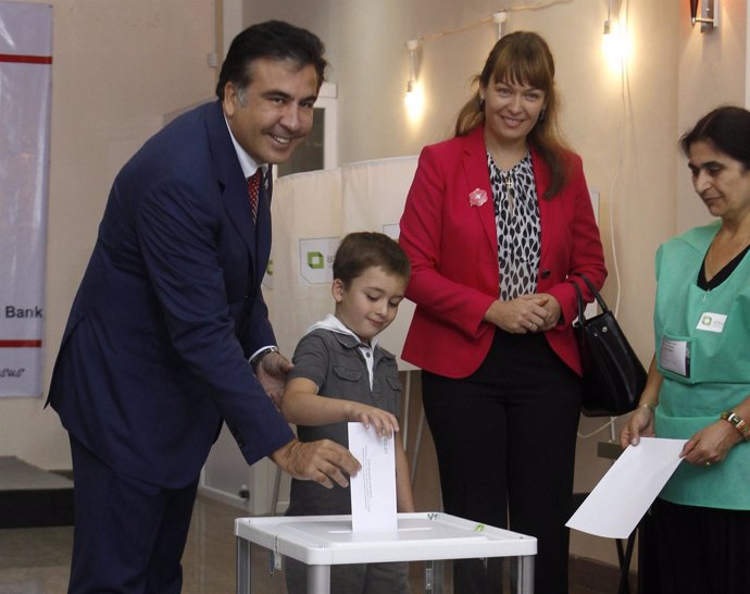 El presidente georgiano, Mijail Saakashvili, deposita su voto