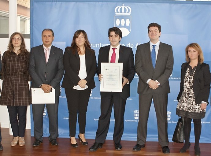David Pérez Posa Con El Certificado 'Tu Papel 21'