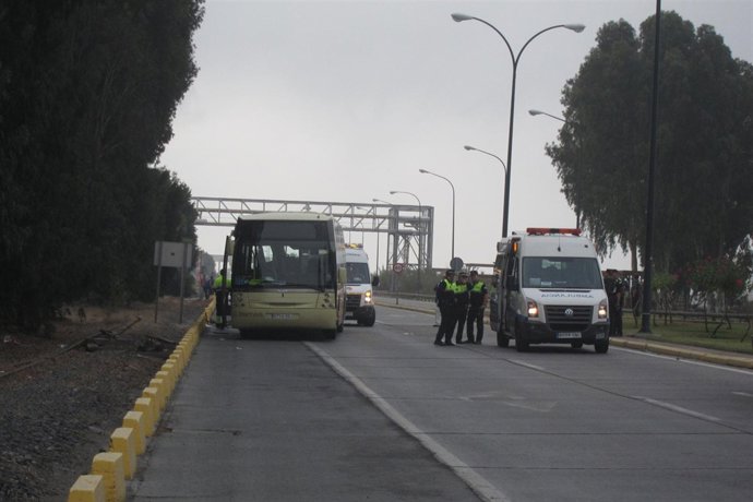 Agentes de la Policía Local de Huelva en el lugar del accidente del autobús.