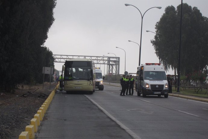 Agentes de la Policía Local de Huelva en el lugar del accidente del autobús.