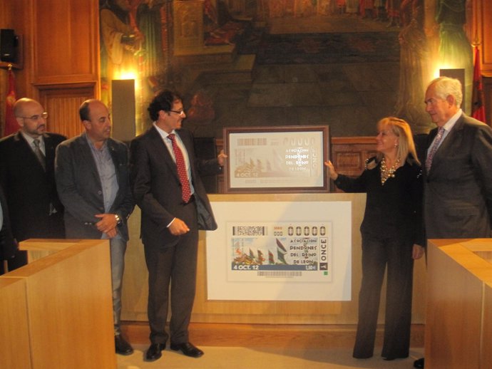 Carrasco muestra el cupón que se dedicará a los pendones de León