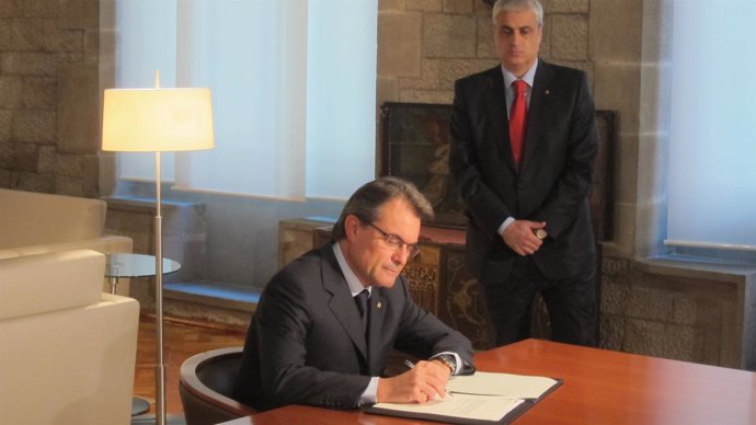 El Presidente A.Mas Firma El Decreto De Elecciones