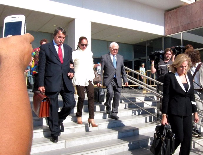 La cantante Isabel Pantoja saliendo de los juzgados de Málaga